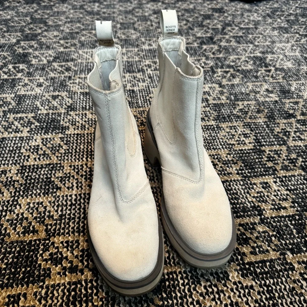 Sorel Cream Hi-Line Heel Chelsea Boot size 9